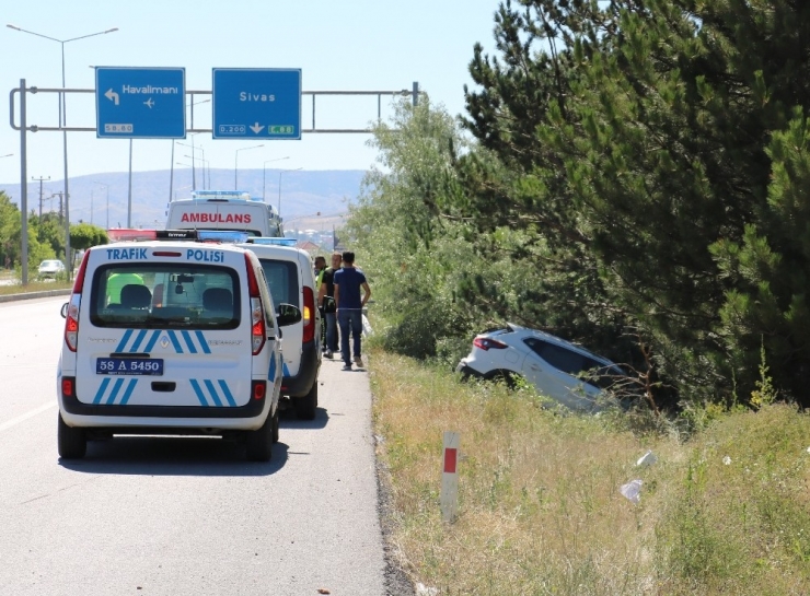 Kontrolden Çıkan Otomobil Ağaca Çarptı: 2 Yaralı