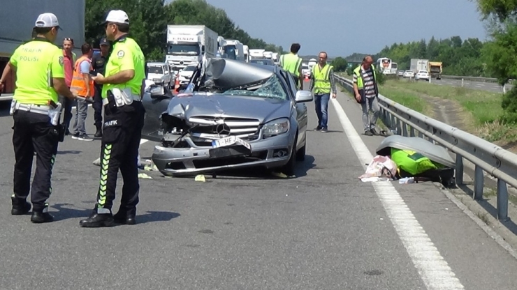 Yabancı Plakalı Otomobil Tıra Arkadan Çarptı: 3 Yaralı