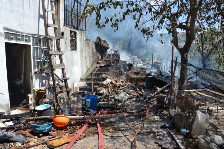 Odunlukta Çıkan Yangın Eve Sıçradı