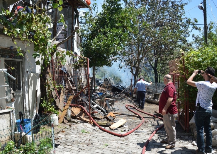 Odunlukta Çıkan Yangın Eve Sıçradı