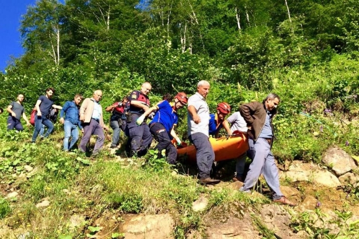 Otomobil Yayla Dönüşü Uçuruma Yuvarlandı: 1 Ölü