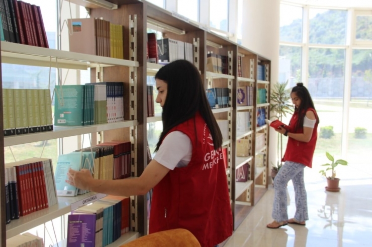 Üniversite Öğrencileri İş Başı Yaptı