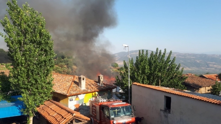 Tarihi Mahalle Birgi’de Korkutan Yangın: 1 Yaralı