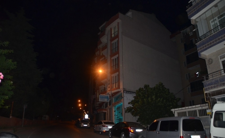 5. Katın Terasından Aşağı Atlayan Genç Kız Ağır Yaralandı