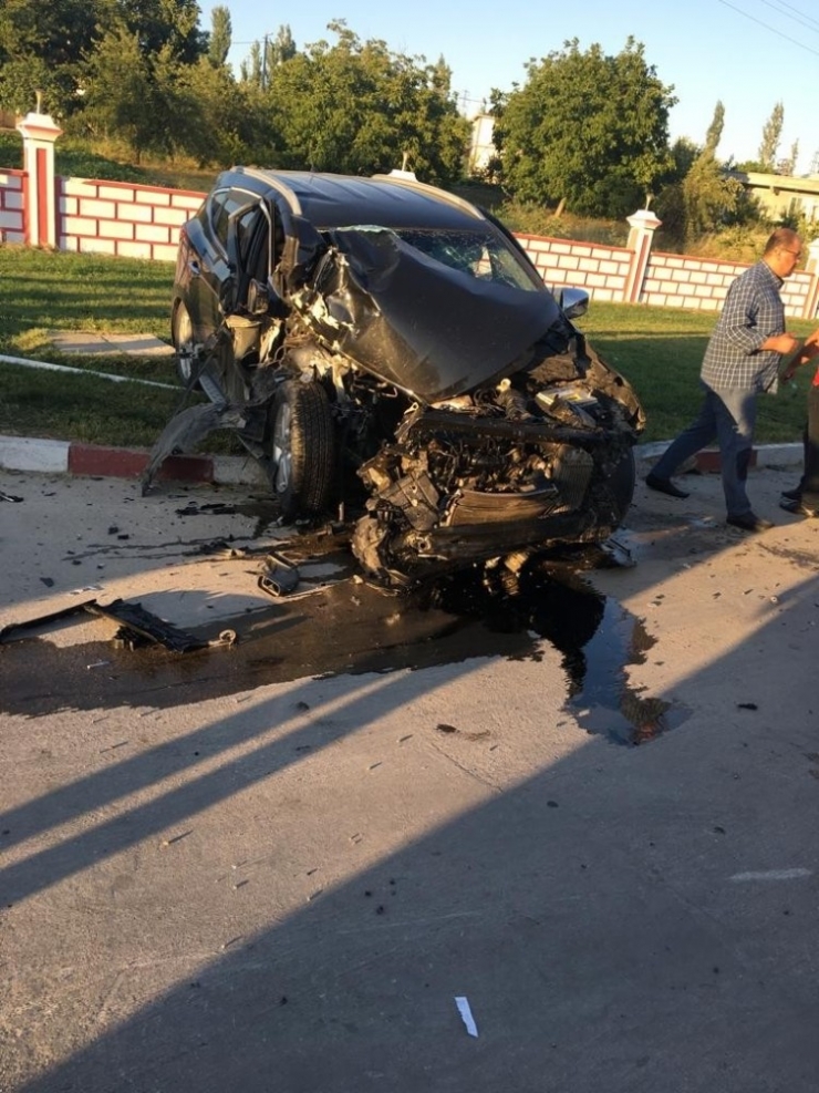 Otomobil Park Halindeki Tıra Çarptı: 1 Ağır Yaralı