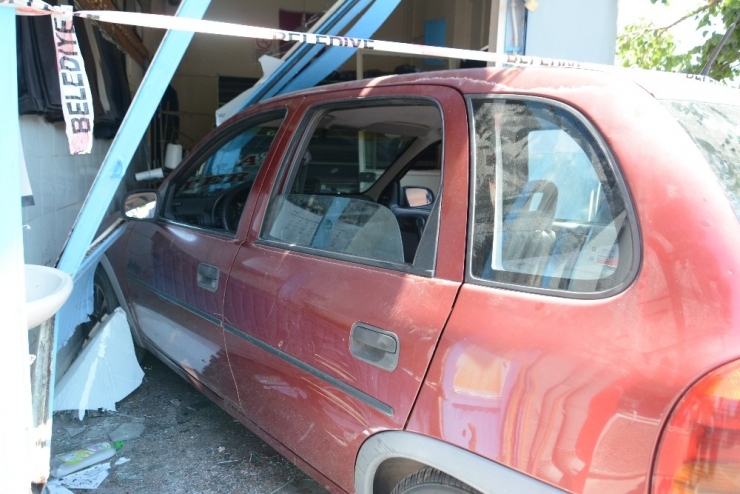 Kaza Yapan Otomobil Terzi Dükkanına Girdi: 1 Yaralı