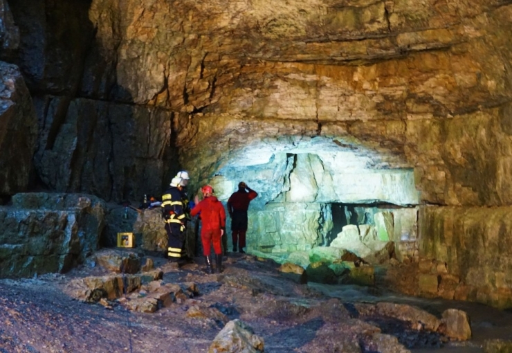 Almanya’da Mağarada Mahsur Kalan 2 Kişiden Biri Kurtarıldı