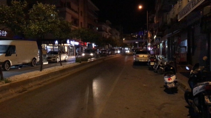 Çekici Gecikince Yolu Kapatan Arızalı Aracı Elleriyle Kaldırıp Taşıdılar