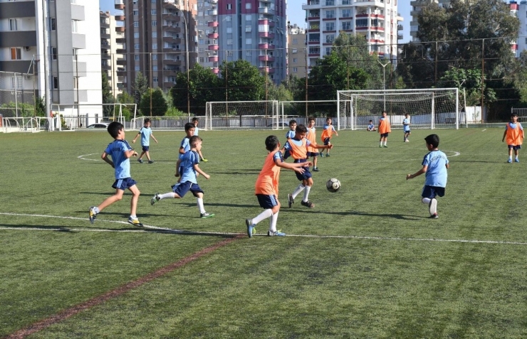 Çukurova’da Geleceğin Futbolcuları Yetişiyor