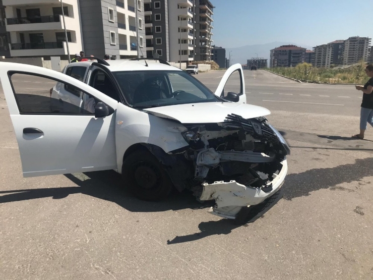 Otomobiller Kafa Kafaya Çarpıştı: 2 Yaralı