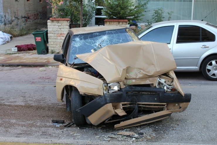 Ehliyetsiz Sürücünün Kullandığı Otomobil Hurdaya Döndü: 2 Yaralı
