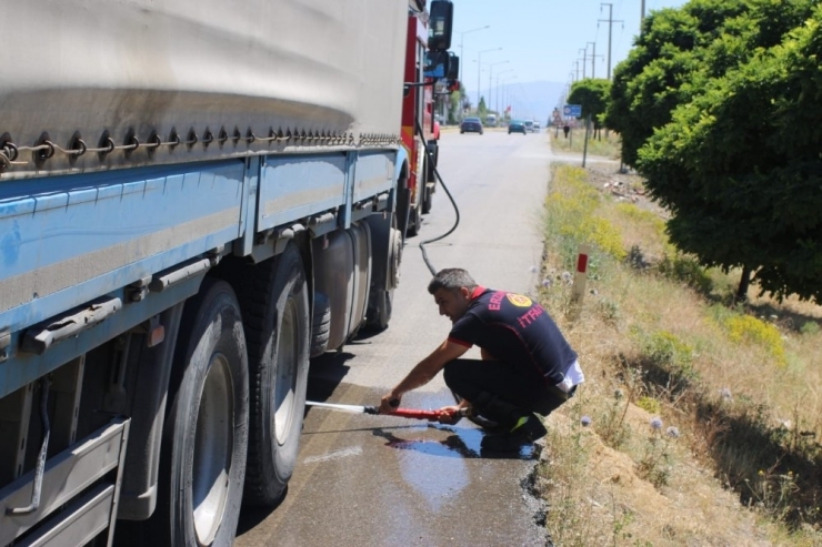 Seyir Halindeki Tırın Balatalarından Çıkan Duman Yürekleri Ağza Getirdi