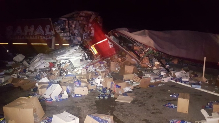 Çarpışan İki Tır Paramparça Oldu