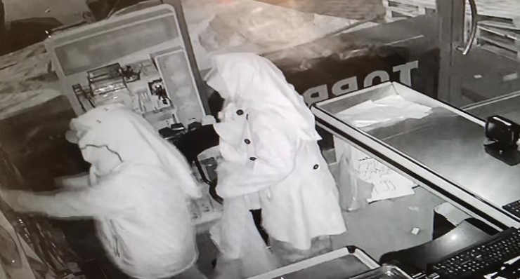 Kadın Kıyafetli Hırsızlar 50 Bin Lira Değerindeki Sigaralarla Yakalandı