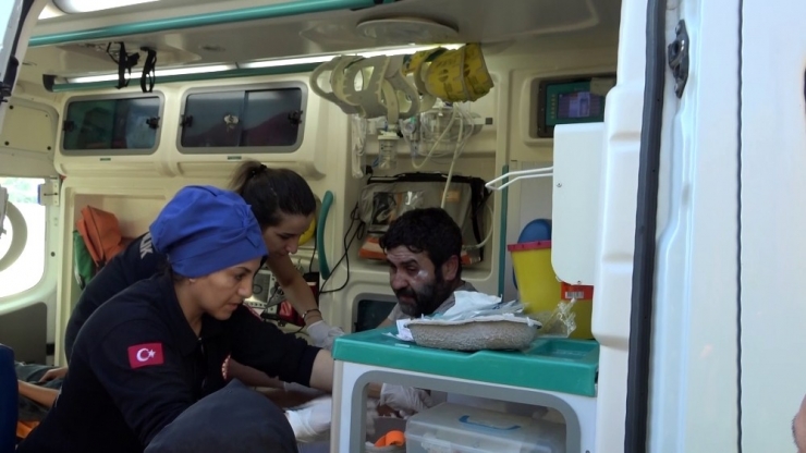 Otomobilde Bir Anda Alevler Parladı, Baba İle Oğlu Ölümden Döndü