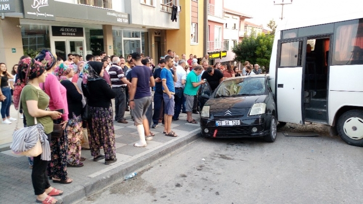 Freni Boşalan Minibüs Park Halindeki Otomobile Çarptı: 1 Yaralı