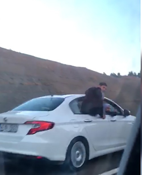 Otomobilin Camında Tehlikeli Yolculuk