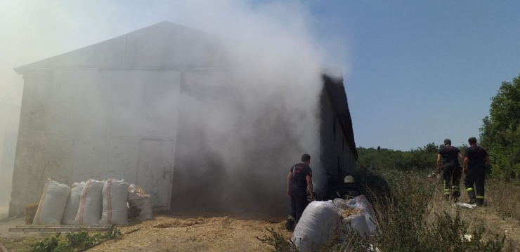 Taş Motorundan Çıkan Kıvılcımlar 25 Ton Samanı Küle Çevirdi