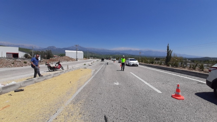 Lastiği Patlayan Kamyonet Devrildi; 3 Yaralı