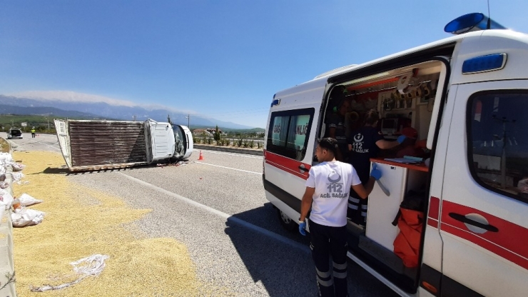 Lastiği Patlayan Kamyonet Devrildi; 3 Yaralı