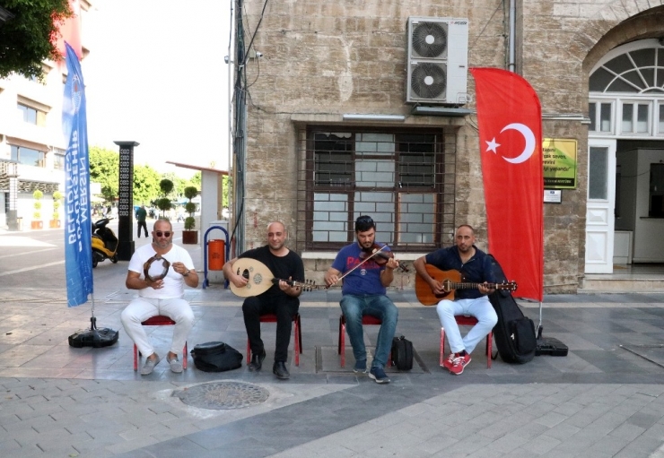 Mersin’in En İşlek Noktalarından Müzik Sesleri Yükseliyor