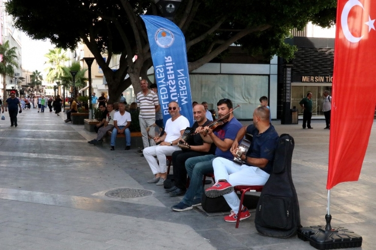 Mersin’in En İşlek Noktalarından Müzik Sesleri Yükseliyor