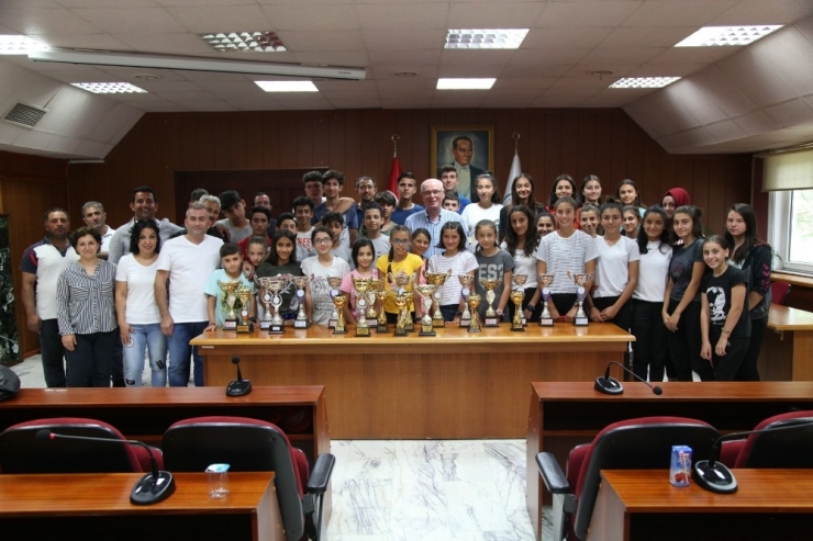 Genç Atletler Başarısını Kazım Kurt İle Paylaştı