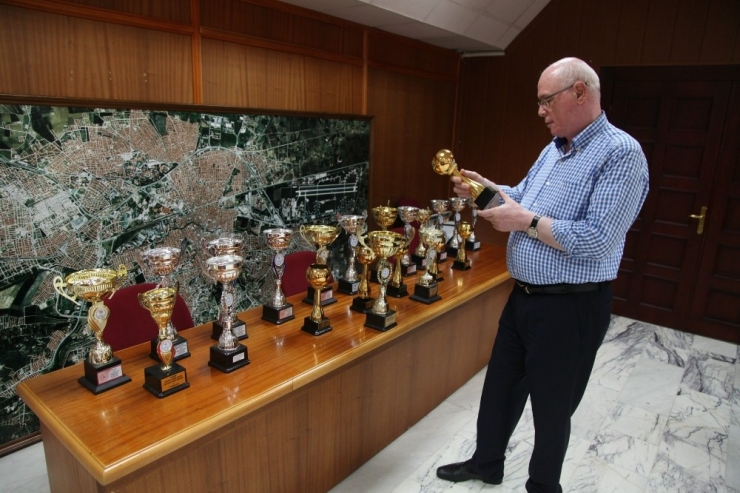 Genç Atletler Başarısını Kazım Kurt İle Paylaştı