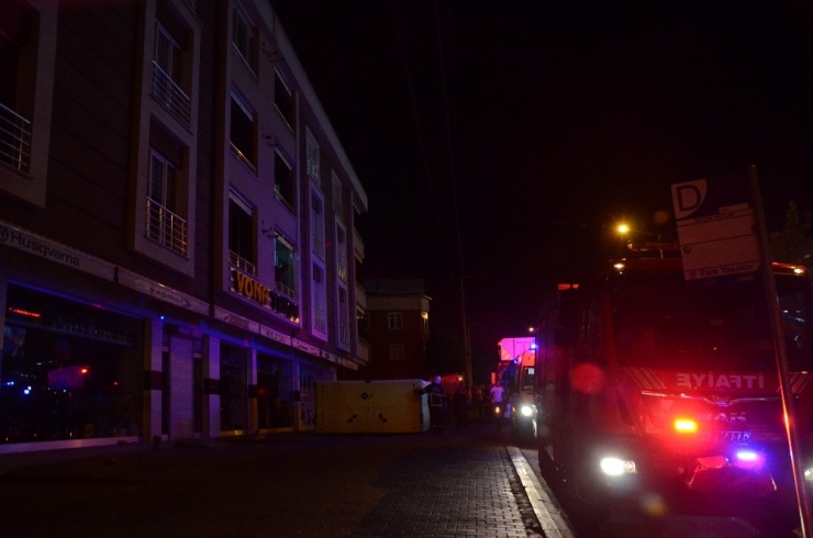 3 Katlı Binanın Çatısına Çıkan Şahıs İkna Edilerek Aşağıya İndirildi