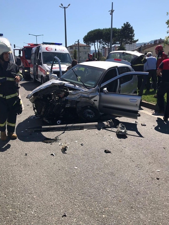 Ordu’da İki Otomobil Çarpıştı: 3 Yaralı