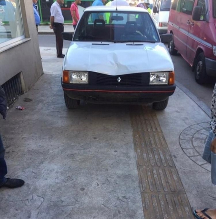 Motosiklet İle Otomobil Çarpıştı: 2 Yaralı