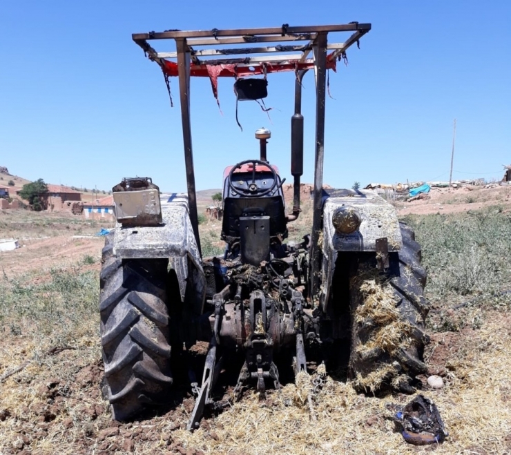 Saman Yüklü Traktör Kül Oldu