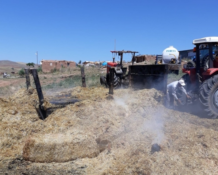 Saman Yüklü Traktör Kül Oldu