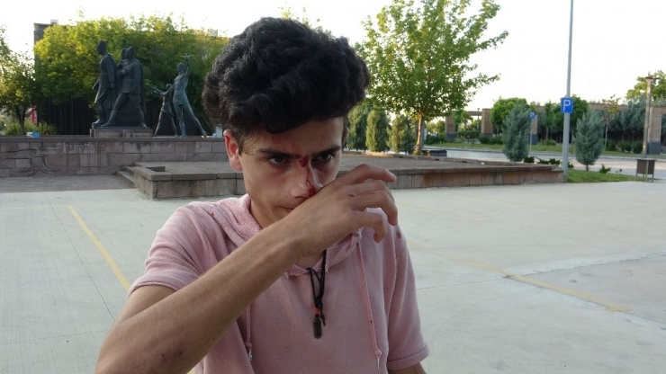 “Siz Beni Tanıyor Musunuz” Dedi, Ekmek Bıçağıyla Saldırdı