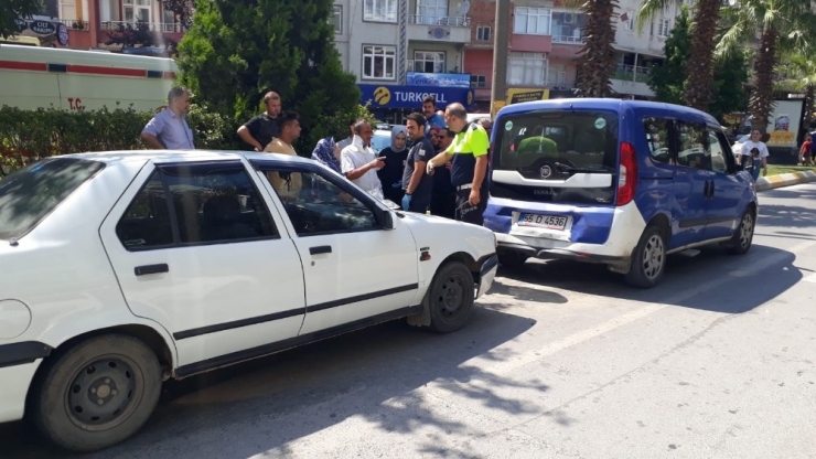 Otomobil İle Dolmuş Çarpıştı: 1 Yaralı