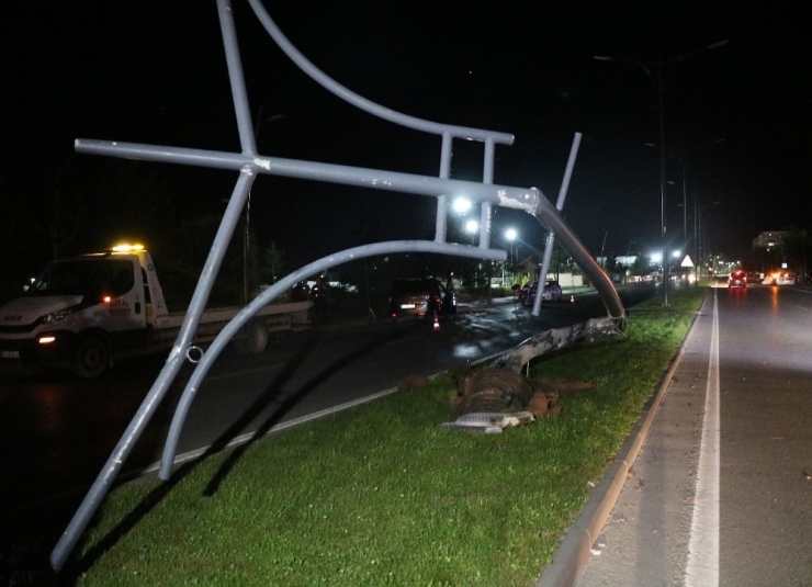 Önce Otomobile Daha Sonra Direğe Çarptı: 2 Yaralı