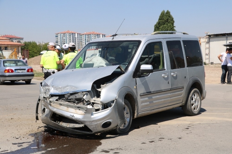 Sivas’ta Trafik Kazası: Anne Ve Çocuğu Yaralandı
