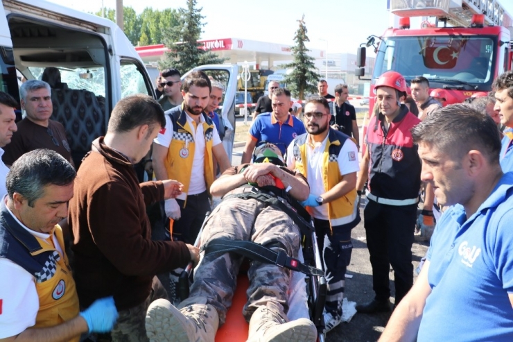 Göreve Giden Özel Harekat Polisleri Kaza Yaptı: 6 Yaralı