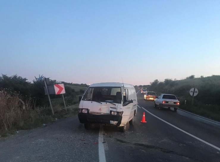 Minibüs İle Otomobil Çarpıştı: 1 Yaralı