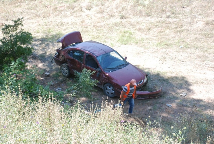 Otomobil Şarampole Uçtu: 2 Yaralı
