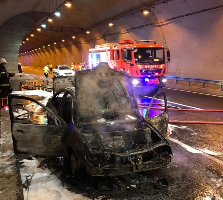 Tünel İçerisinde Otomobilde Çıkan Yangın Paniğe Neden Oldu