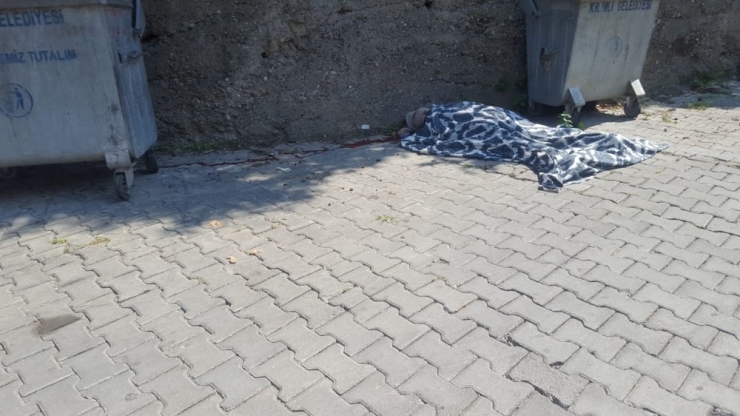 5 Metre Yükseklikten Düşen Yaşlı Adam Hayatını Kaybetti