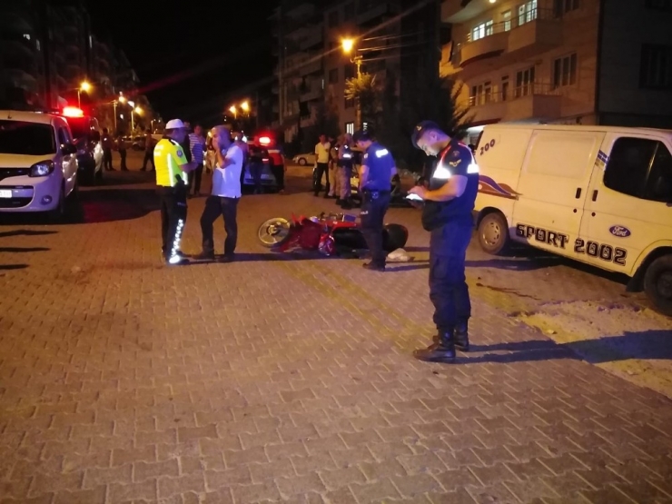 Kamyonet İle Motosiklet Çarpıştı: 1 Yaralı