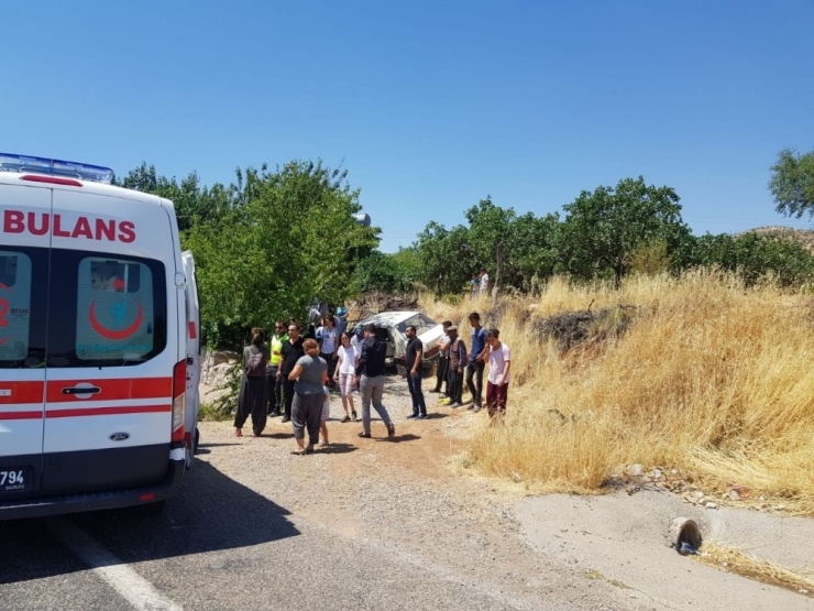 Otomobil Yol Kenarında Bekleyen Anne Ve Çocuklarına Çarptı: 6 Yaralı