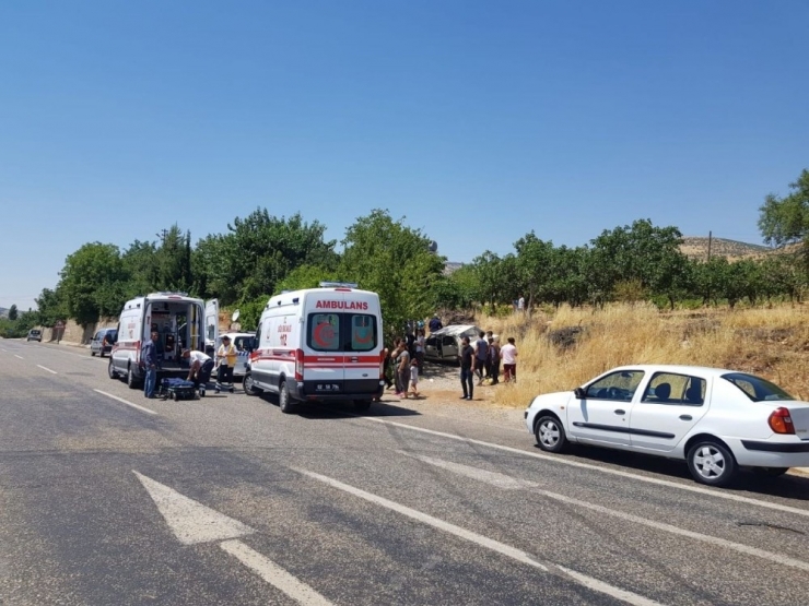 Otomobil Yol Kenarında Bekleyen Anne Ve Çocuklarına Çarptı: 6 Yaralı