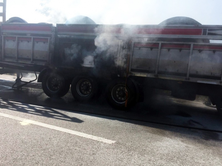 Hareket Halindeki Tır Alev Aldı