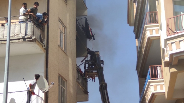 İş Makinesiyle 60 Kişiyi Kurtardı