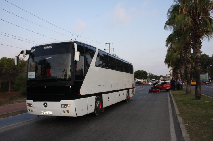 Geri Manevra Yapan Tur Otobüsünün Altında Kalan Sürücü Yaralandı