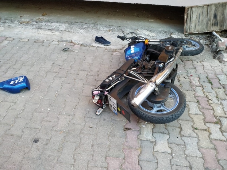 Manavgat’ta Otomobil İle Motosiklet Çarpıştı: 1’i Ağır 2 Yaralı