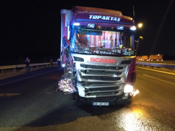 Başkent’te Tır, Yolda Lastik Değiştirenleri Biçti: 2 Ölü 1 Ağır Yaralı